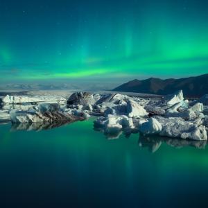 Iceland northern lights tour package: glaciar lagoon Jökursarlon in northern lights, south east of Iceland.